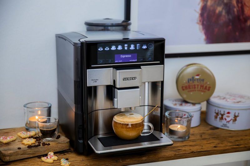 SIEMENS Kaffeevollautomat EQ.6 plus s700 TE657503DE automatische Reinigung zwei Tassen gleichzeitig 4 individuelle Profile beleuchtetes Tassenpodest Edelstahl