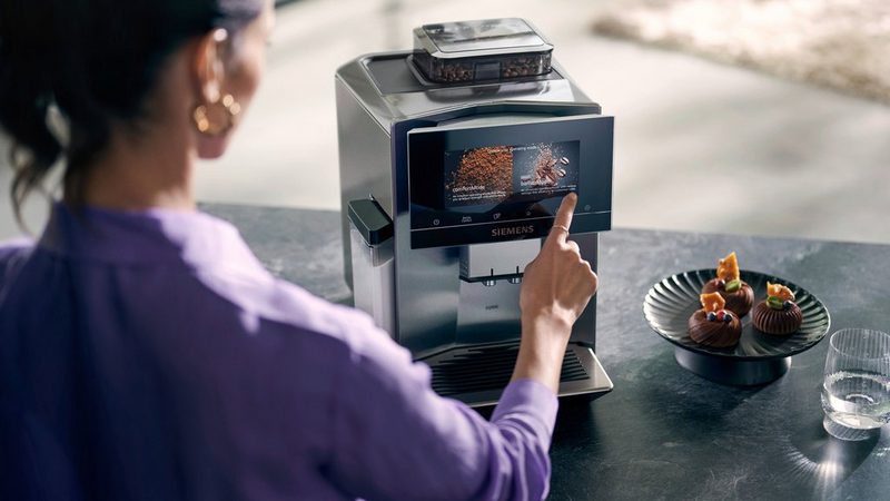 SIEMENS Kaffeevollautomat EQ900 TQ903D43 Home Connect App baristaMode superSilent 68” Full-Touch-Display