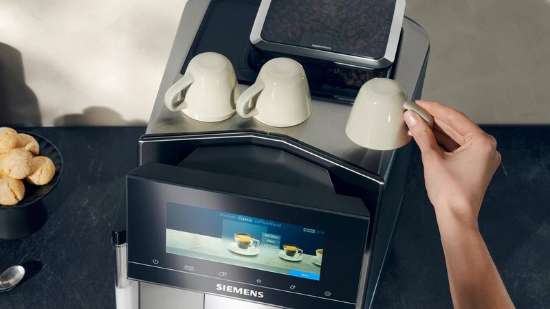 SIEMENS Kaffeevollautomat EQ900 TQ903D43 Home Connect App baristaMode superSilent 68” Full-Touch-Display