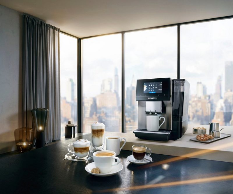 SIEMENS Kaffeevollautomat EQ.700 Inox silber metallic TP705D47 internationale Kaffeespezialitäten intuitives Full-Touch-Display speichern Sie bis zu 10 individuelle Kaffee-Favoriten automatische Milchsystem-Reinigung